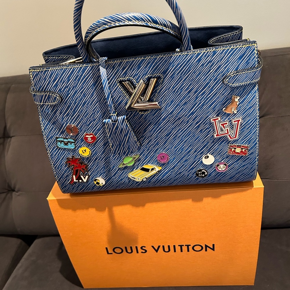 Louis Vuitton Blue Handbag with Colorful Accents - Picture 4 of 8